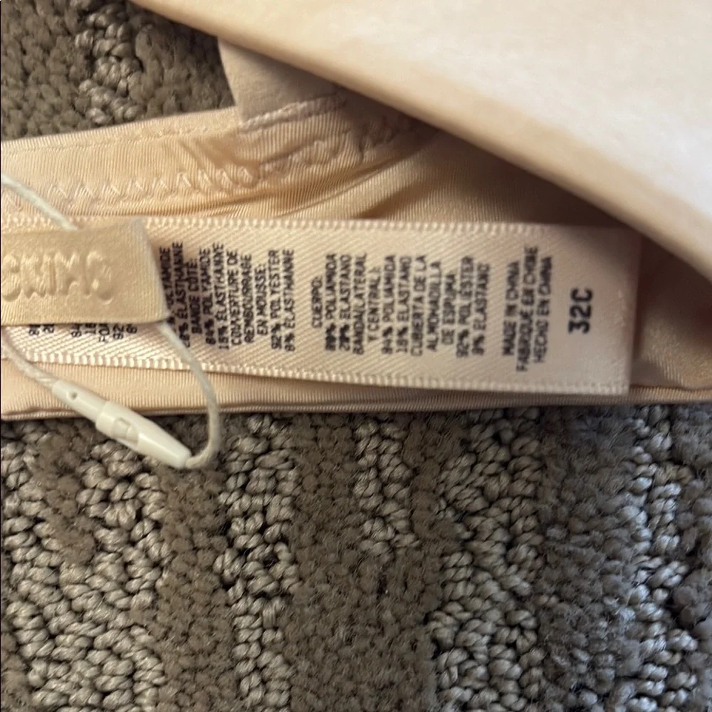 SKIMS Cream Intimates with Smooth Molded Cups - Picture 4 of 5